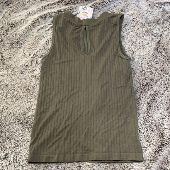 V-Neck Mesh Army Green Ribbed Tank - Picture 4 of 4